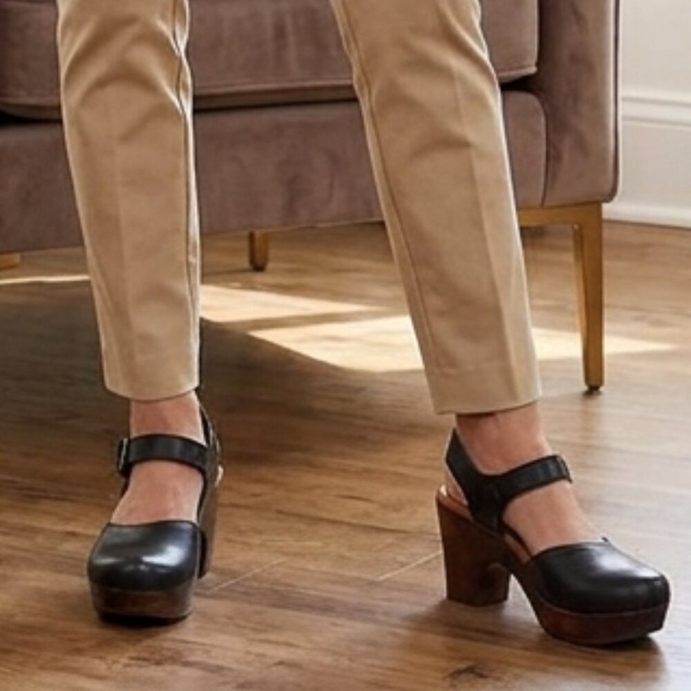 B.O.C. Women's Black Clogs